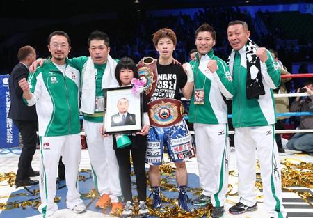 　ＴＫＯ勝ちし、記念撮影をする田中恒成（右から３人目）と、祖父・健裕さんの遺影を持つ妹の杏奈さんら