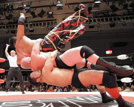 　石川（上）にジャーマンスープレックスを決める岡林（中）と関本