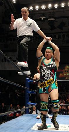 拝み渡りをする和田レフェリー（上）下は入江茂弘＝後楽園ホール