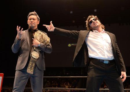 公開記者会見でポーズをとるオカダ・カズチカ（左）とケニー・オメガ＝ディファ有明