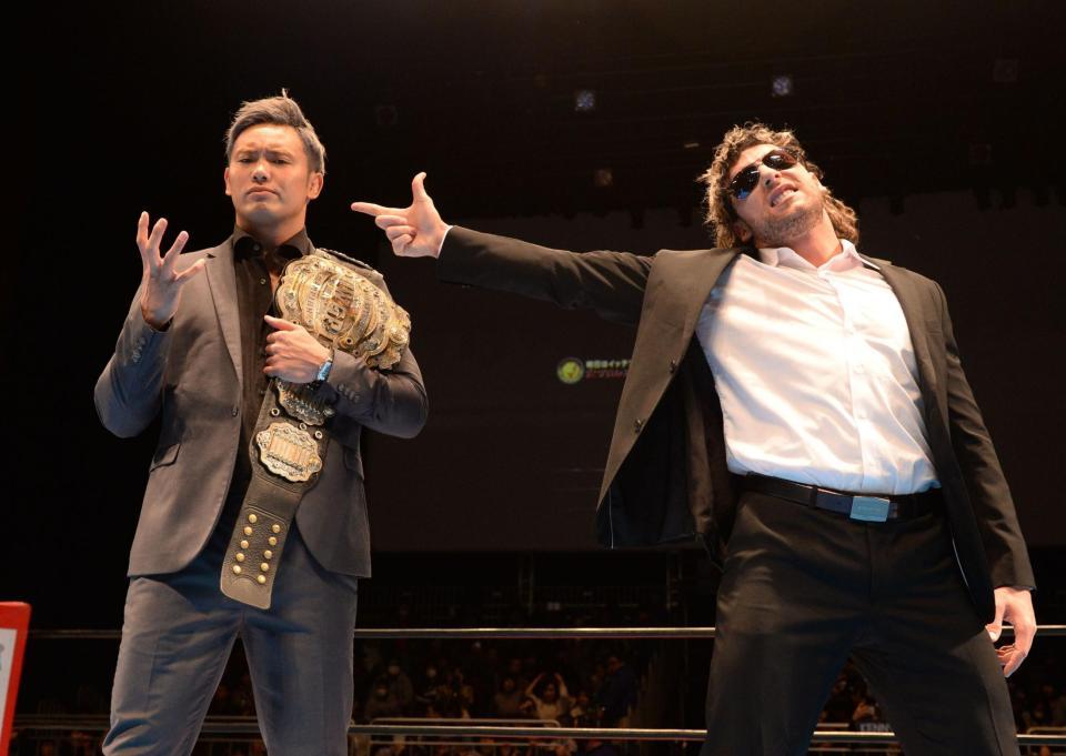 公開記者会見でポーズをとるオカダ・カズチカ（左）とケニー・オメガ＝ディファ有明