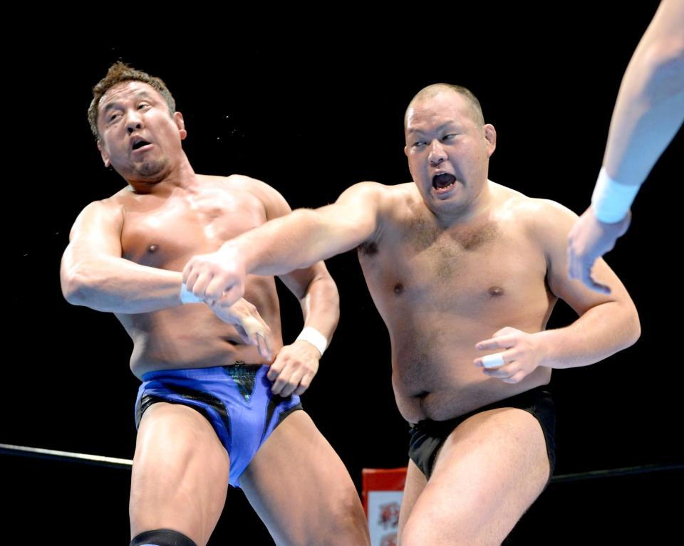 永田裕志（左）にエルボーを見舞う岡倫之