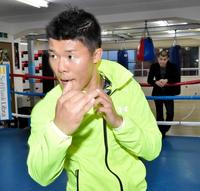 兄・興毅氏（右）の前でシャドーボクシングをして汗を流す亀田和毅＝協栄ジム（撮影・園田高夫）