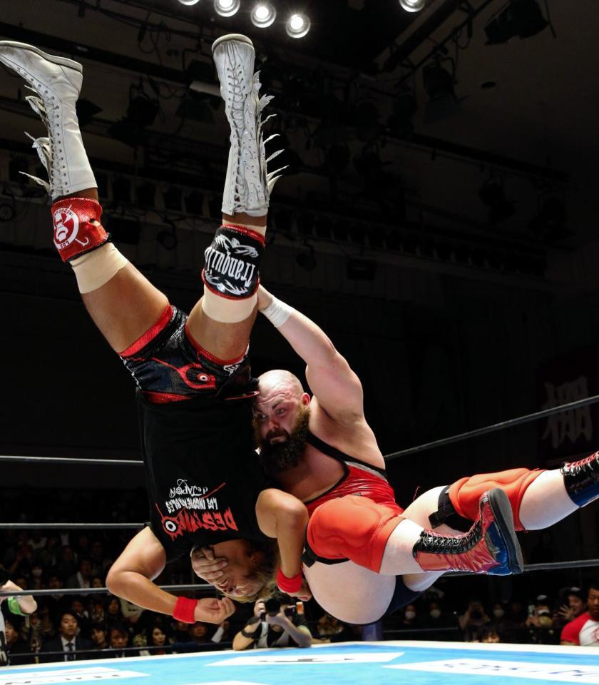 内藤哲也（左）にバーニングハンマーを見舞うエルガン＝後楽園ホール