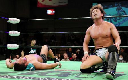 　杉浦（左）を倒し三度目の防衛を果たした中嶋