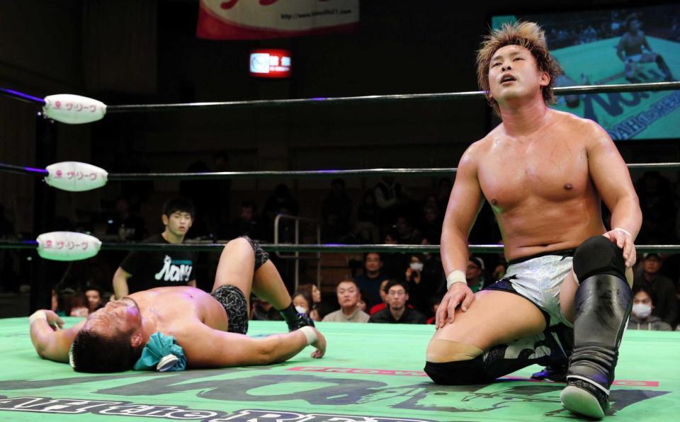 　杉浦（左）を倒し三度目の防衛を果たした中嶋