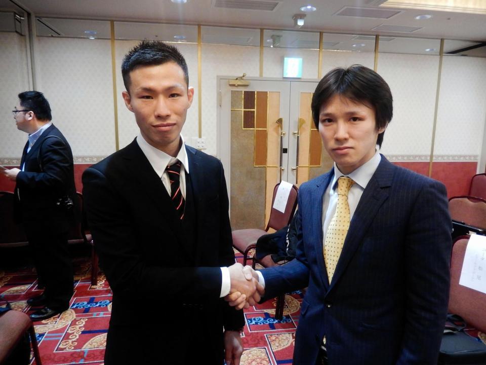 チャンピオンカーニバルで対戦する王者・中川（右）挑戦者・船井