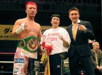 リング上でポーズを決める（左から）藤本京太郎、阿部弘幸トレーナー、小国以載