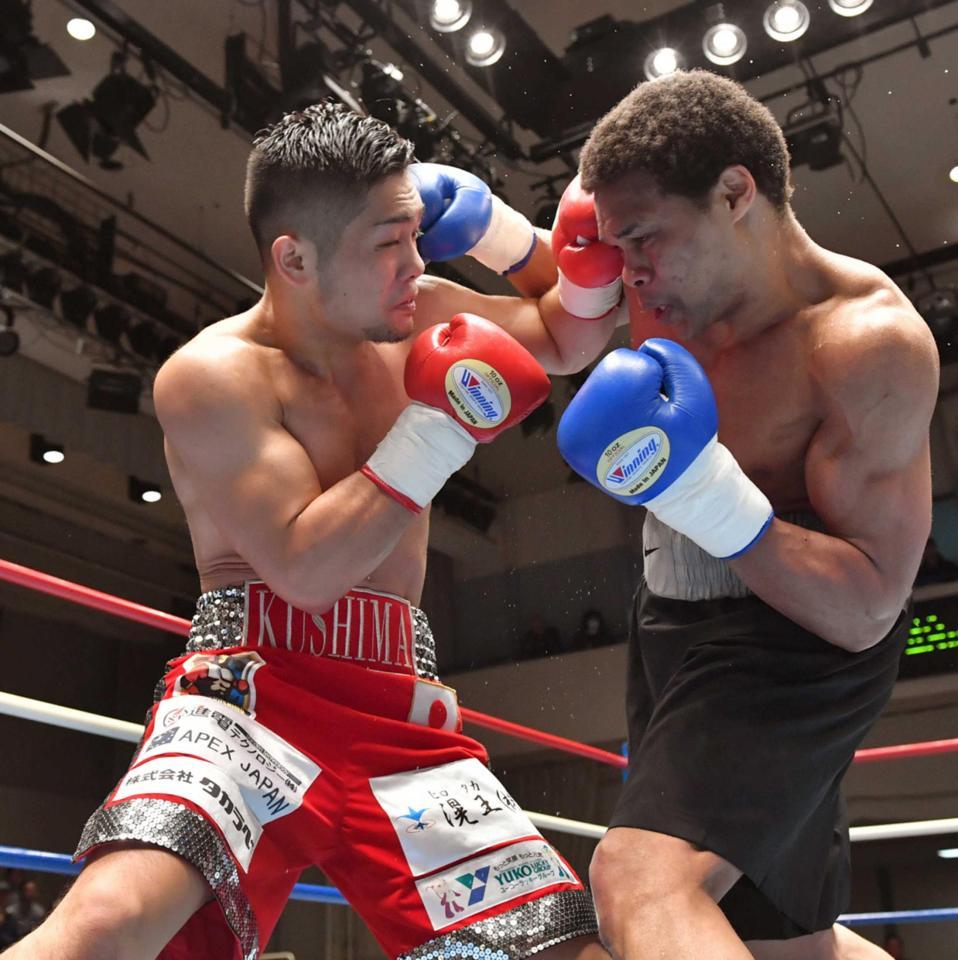 　２回、チャールズ・ベラミー（右）を攻める別府優樹