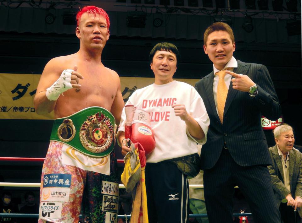 リング上でポーズを決める（左から）藤本京太郎、阿部弘幸トレーナー、小国以載