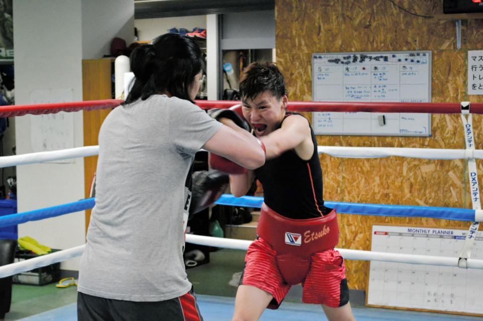 　初防衛戦に向けて練習を公開したＩＢＦ女子世界ミニフライ級王者の多田悦子