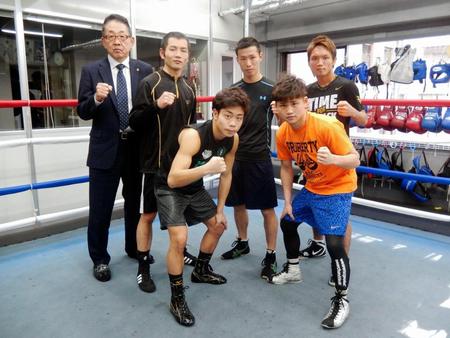 　会見した渡辺会長、荒川仁人、谷口将隆、船井龍一、京口紘人、久我勇作（左から）