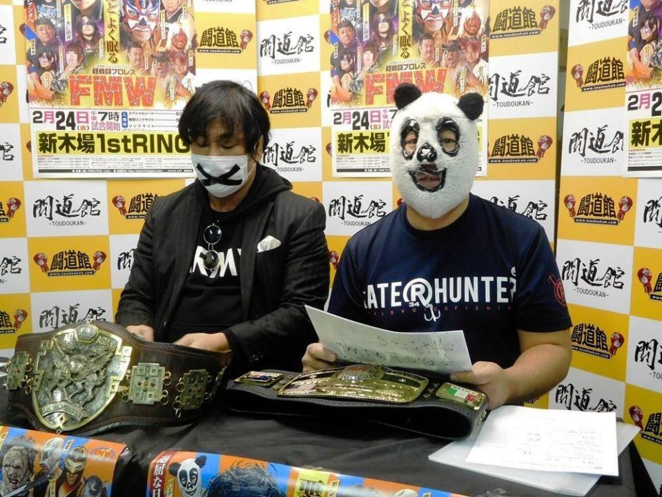 風邪を引いて声が出ない大仁田（左）の筆談を代読するパンディータ＝東京都千代田区の闘道館