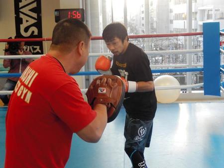 ミットを打つ八重樫東