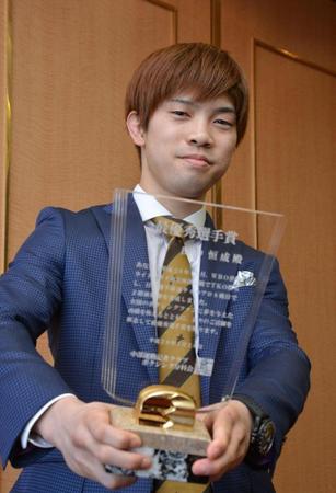 　中部運動記者クラブのボクシング分科会の表彰で、最優秀選手賞に選ばれた田中恒成