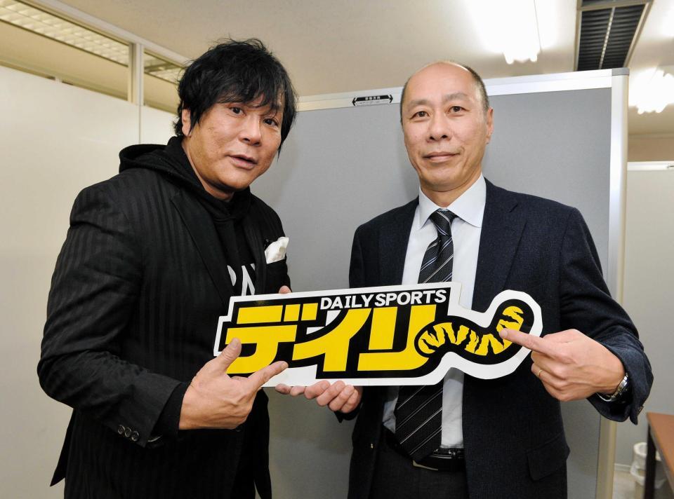 　引退報告のためデイリースポーツ東京本部を訪れ、桐山常務取締役（右）とポーズを決める大仁田厚