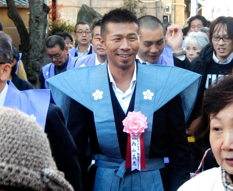 東京・新井薬師での豆まきに参加した内山高志