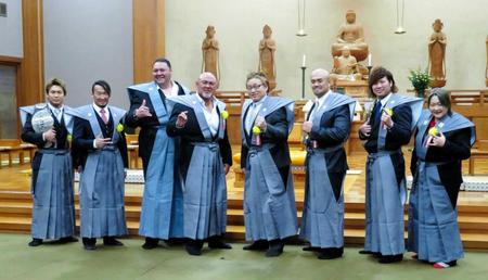 　豆まきを行った（左から）中嶋、丸藤、曙、武藤、天龍、秋山、宮原、長与