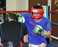 次戦に向けスパーリングを開始した亀田和毅（右）＝撮影・三好信也