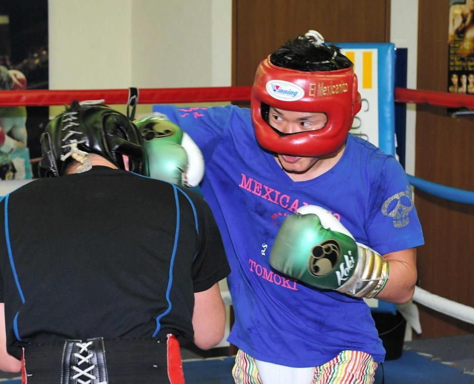 　次戦に向けスパーリングを開始した亀田和毅（右）＝撮影・三好信也