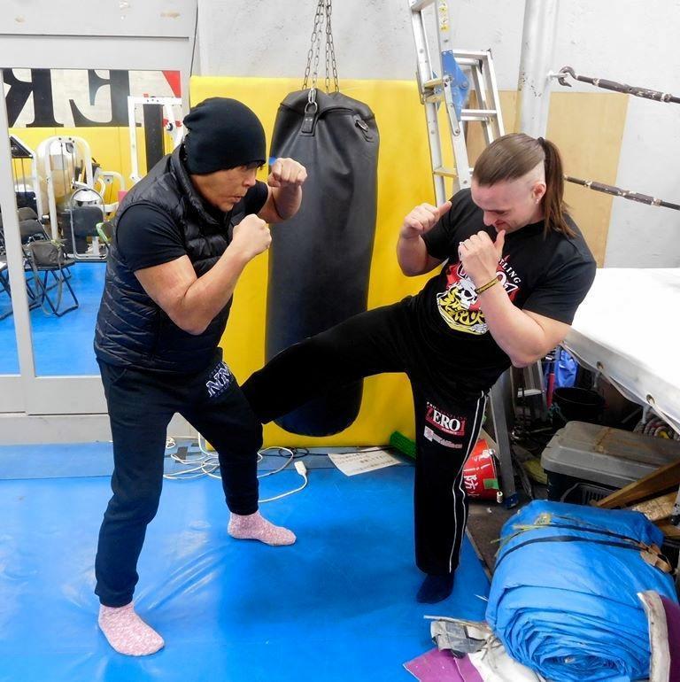 仮想船木のギネス（右）とトレーニングをする大仁田＝東京都港区のＺＥＲＯ１道場