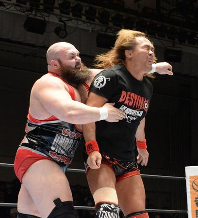 内藤哲也（右）を攻めるマイケル・エルガン＝後楽園ホール