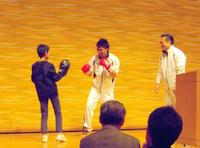 子どもあを相手にミット打ちをする久保（中央、右は山下会長）