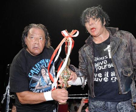 ポーズをとるチャボ・ゲレロさん（左）と大仁田厚＝ディファ有明（２０１６年８月）