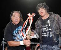 ポーズをとるチャボ・ゲレロさん（左）と大仁田厚＝ディファ有明（２０１６年８月）