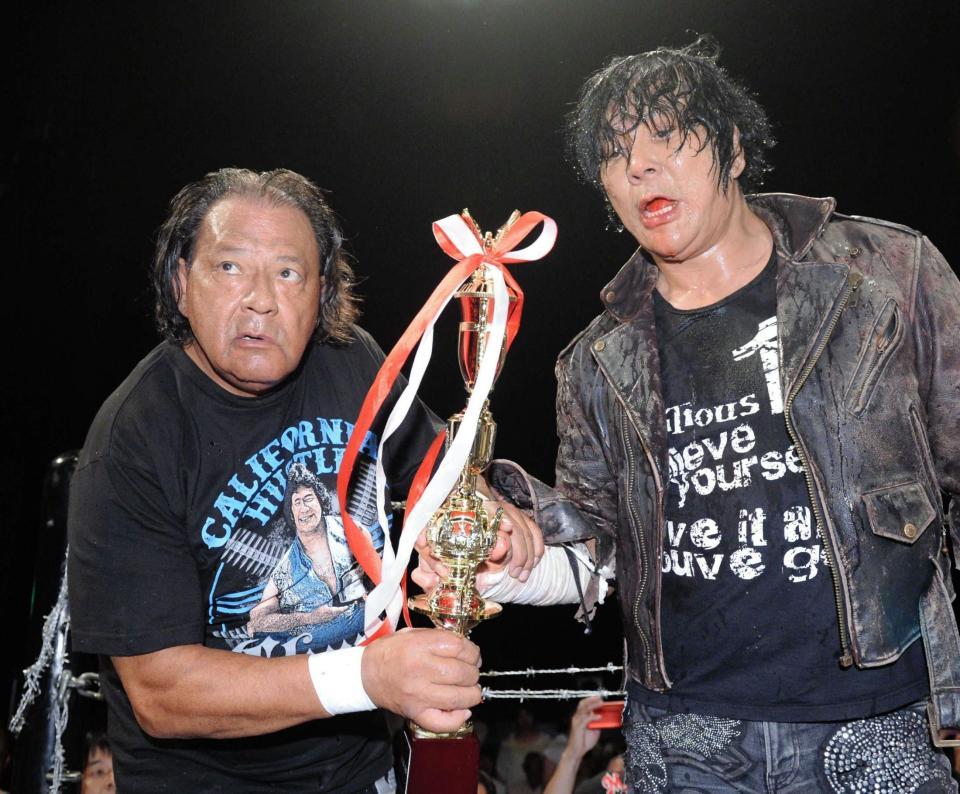 ポーズをとるチャボ・ゲレロさん（左）と大仁田厚＝ディファ有明（２０１６年８月）