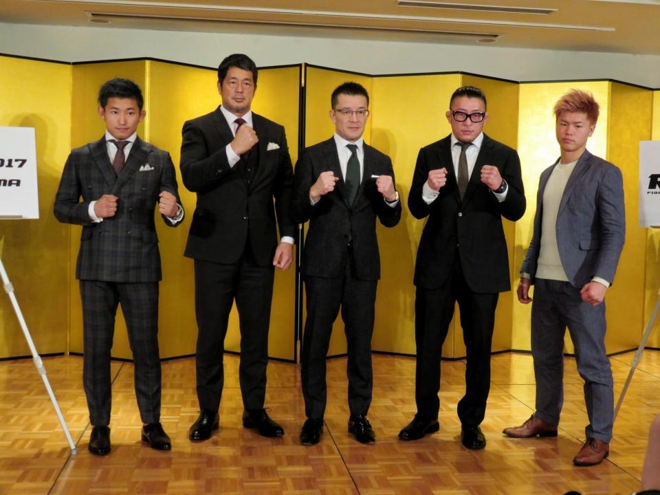 　ポーズを決める（左から）才賀、高田統括本部長、榊原実行委員長、川尻、那須川