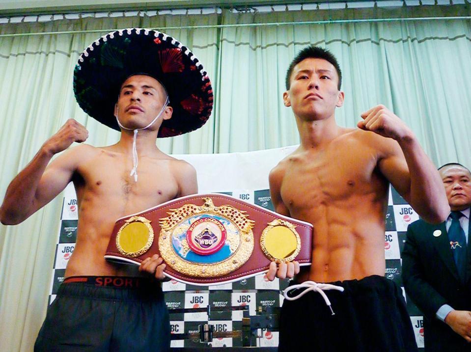　ＷＢＯミニマム級暫定王座決定戦の前日計量を通過した福原辰弥（右）とモイセス・カジェロス（共同）