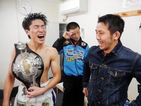 正規王者・粉川拓也（右）に祝福された黒田雅之