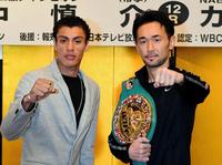 調印式をおこなった王者・山中慎介（右）と挑戦者のカルロス・カールソン＝ホテルグランドパレス（撮影・三好信也）