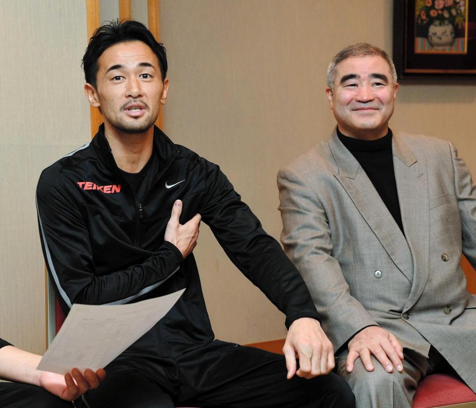 　リーチが２センチ伸びたことについての質問に笑顔で答える山中慎介（右は浜田剛史代表）