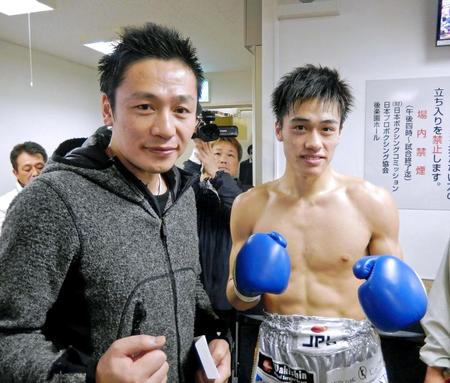 　デビュー戦をＴＫＯ勝ちで飾った湯場海樹（右）と父の忠志氏