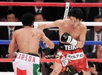 ２回、カルロス・カールソン（左）に右ストレートを浴びせる山中慎介（撮影・園田高夫）