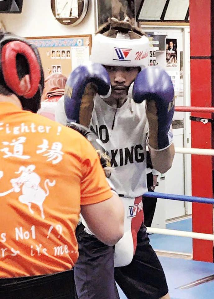 　スパーリングを行う向井寛史