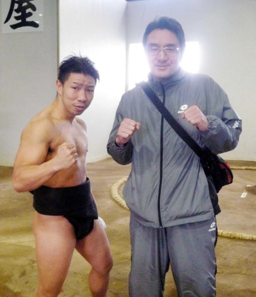 　朝稽古を終えた細川貴之（左）と錣山親方