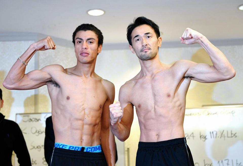 　カルロス・カールソン（左）の横で気合のポーズをとる山中慎介