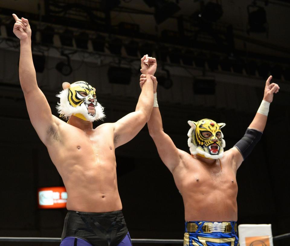 　勝利したタイガーマスクＷ（左）とタイガーマスク