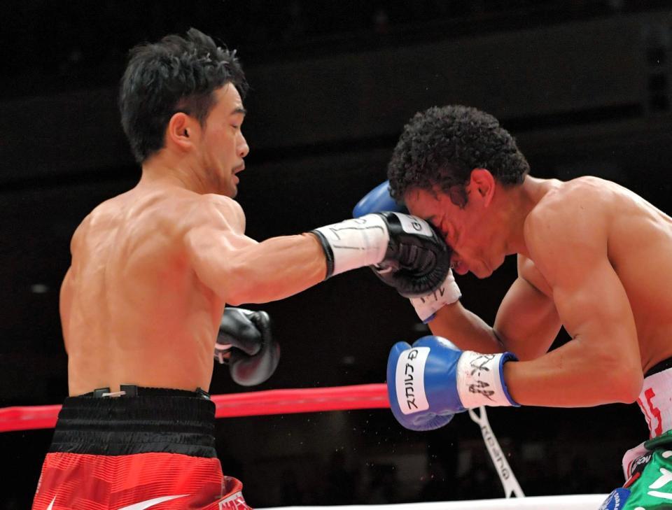 ２回、カルロス・カールソン（右）の顔面に右フックを浴びせる山中慎介（撮影・出月俊成）