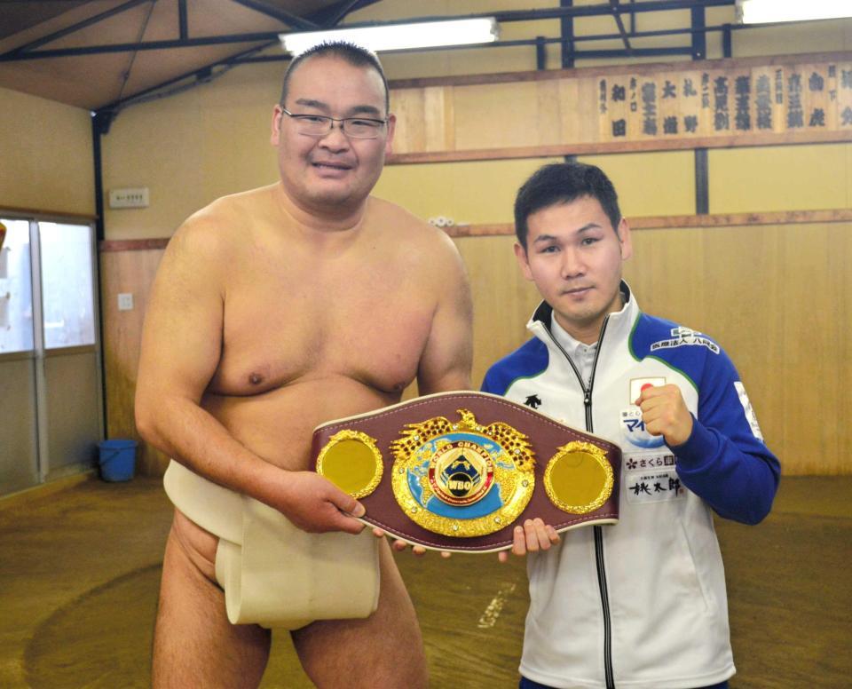 　朝稽古を見学に訪れた高山勝成（右）と振分親方