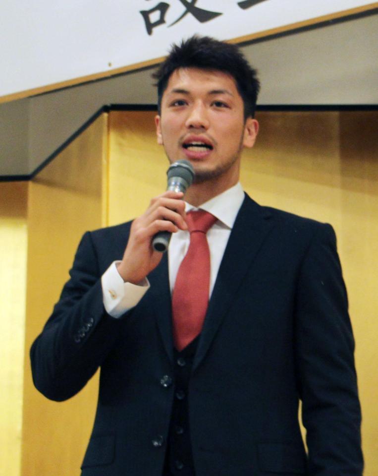 　後援会設立記念パーティーであいさつする村田諒太（共同）