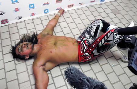 　毒霧を浴びて敗れ、地面に横たわる棚橋