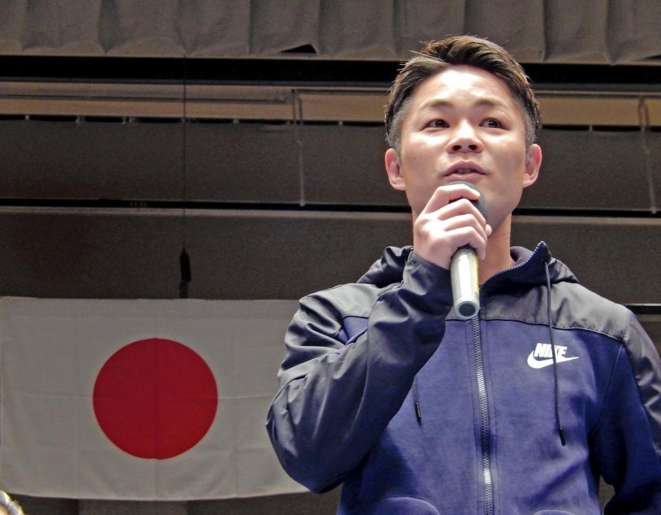 世界戦が決まりあいさつする村中優