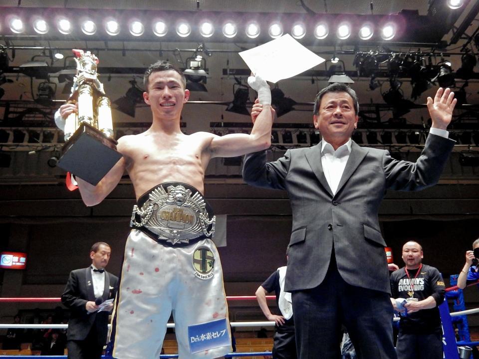 日本王座を獲得した船井龍一（左）と福田後援会長