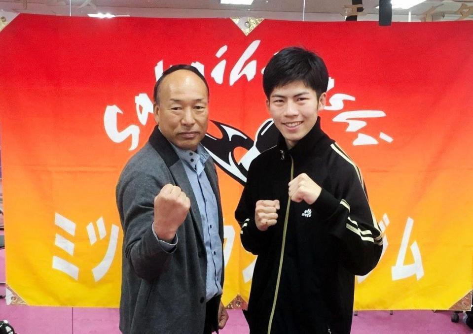 プロデビューが決まった阪大生ボクサーの野口周輔（右）と中村喜吉治マネジャー