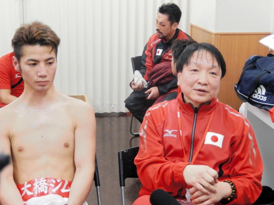 １回ＴＫＯ勝ちの松本亮（左）と大橋秀行会長