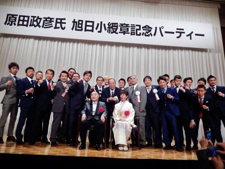 新旧世界王者と記念撮影するファイティング原田氏（前列中央）